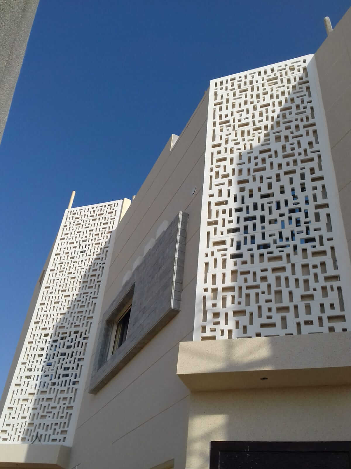 أحجار طبيعية وGRC (تم التسليم)