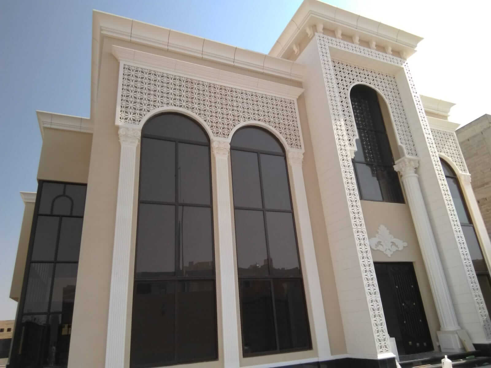 أحجار طبيعية وGRC (تم التسليم)