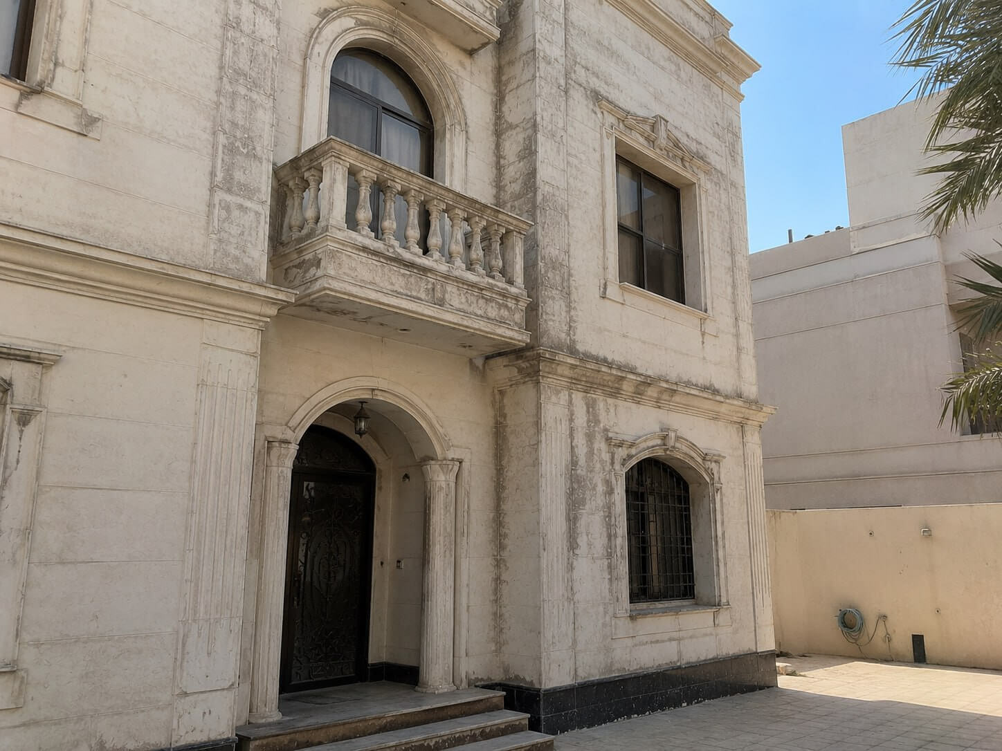 ترميم وتنظيف واجهة حجرية - قبل